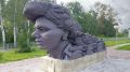 Скульптура женщины-паровоза появилась возле вокзала в крае