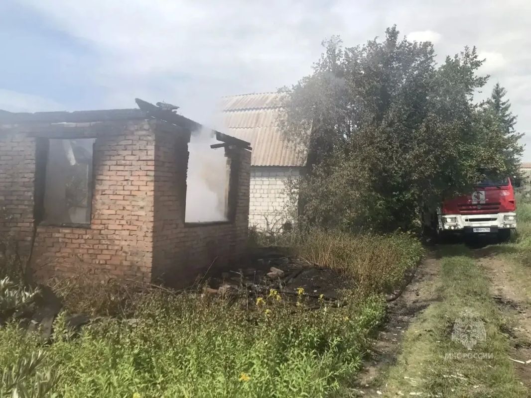 На юге Красноярского края пожарные потушили два садовых дома и сарай с сеном На юге Красноярского края пожарные потушили два садовых дома и сарай с сеном