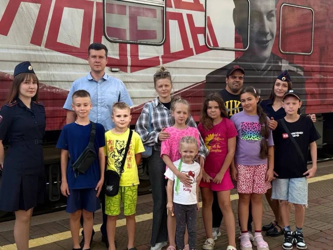 Транспортная полиция Красноярска провела патриотическую экскурсию для детей на «Поезде Победы» Транспортная полиция Красноярска провела патриотическую экскурсию для детей на «Поезде Победы»