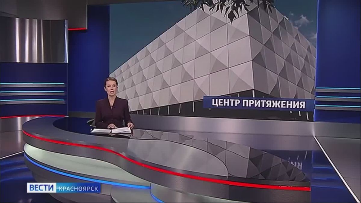Рабочие монтируют фасад Суриков-центра