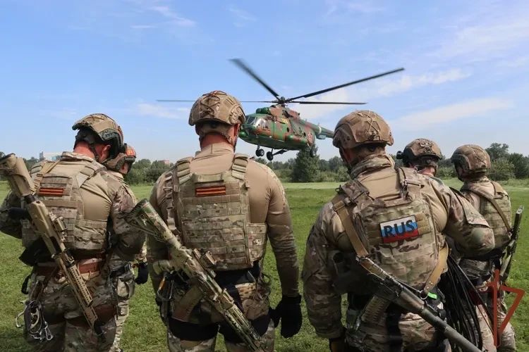 Сотрудники ОМОН на транспорте «Заслон» Управления Росгвардии по Красноярскому краю отработали приёмы беспарашютного десантирования с борта вертолета Ми-8 Сотрудники ОМОН на транспорте «Заслон» Управления Росгвардии по Красноярскому краю отработали приёмы беспарашютного десантирования с борта вертолета Ми-8