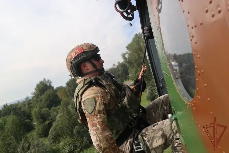 Сотрудники ОМОН на транспорте «Заслон» Управления Росгвардии по Красноярскому краю отработали приёмы беспарашютного десантирования с борта вертолета Ми-8 Сотрудники ОМОН на транспорте «Заслон» Управления Росгвардии по Красноярскому краю отработали приёмы беспарашютного десантирования с борта вертолета Ми-8