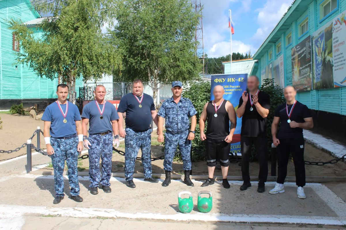 Сотрудники ИК-42 входящие в сборную ГУФСИН России по Красноярскому краю по гиревому спорту, провели совместную эстафету с осужденными учреждения