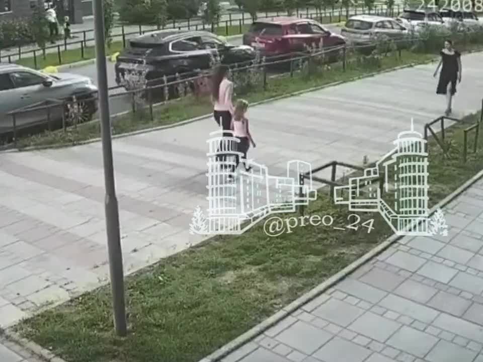 На улице Ломако в Преображенском женщина ударила ребёнка по голове