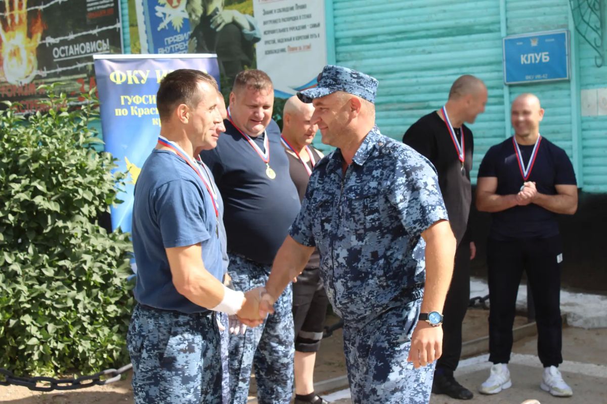 Сотрудники ИК-42 входящие в сборную ГУФСИН России по Красноярскому краю по гиревому спорту, провели совместную эстафету с осужденными учреждения Сотрудники ИК-42 входящие в сборную ГУФСИН России по Красноярскому краю по гиревому спорту, провели совместную эстафету с осужденными учреждения
