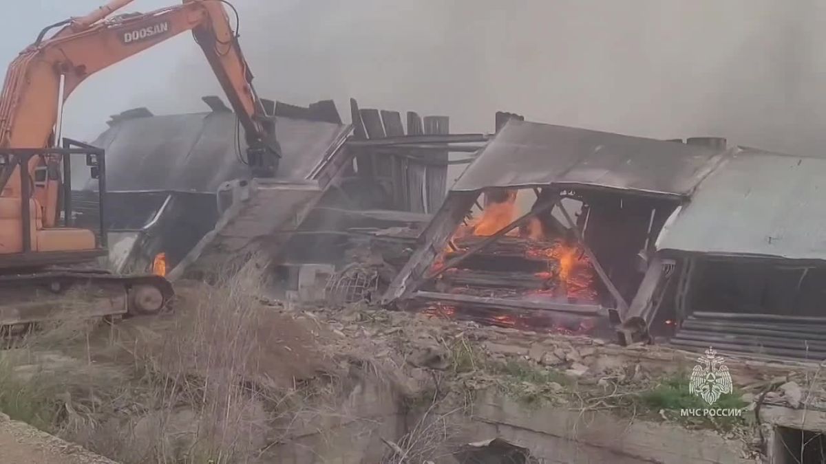 Ангар с пиломатериалами тушат в Красноярском крае