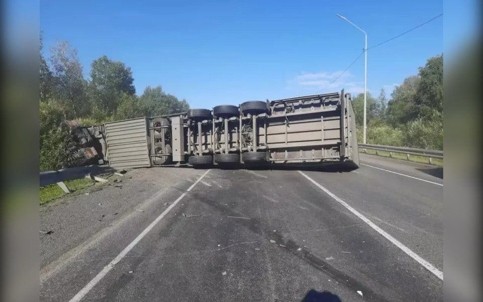 В Красноярском крае фура после аварии перегородила проезд на трассе Р-255