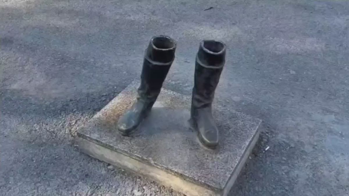 В Ачинске уничтожили памятник девушке-почтальону