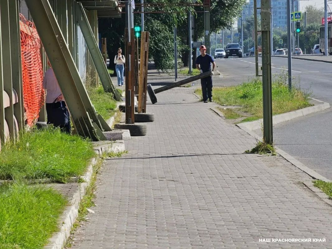 В Красноярске начался снос павильонов на Предмостной площади В Красноярске начался снос павильонов на Предмостной площади