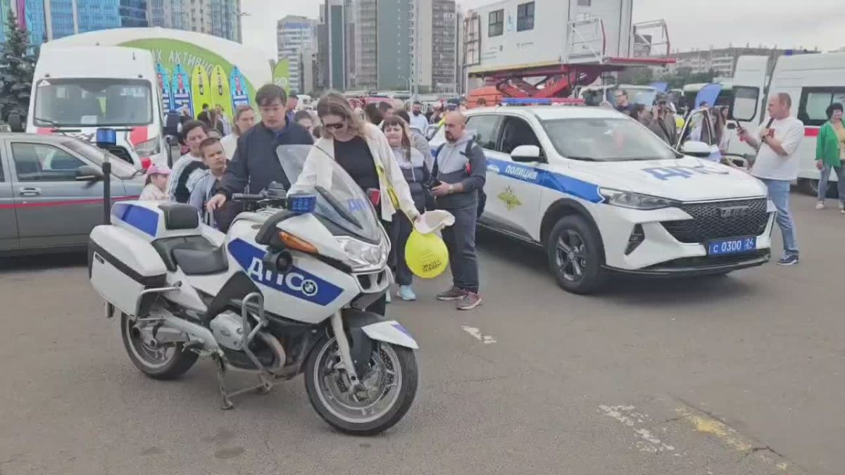 Сотрудники Госавтоинспекции принимают участие в выставке "Потрогай грузовик"