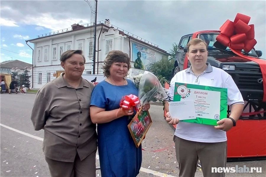 ВЫРАСТИЛА ПОМИДОР И ПОЛУЧИЛА «НИВУ»