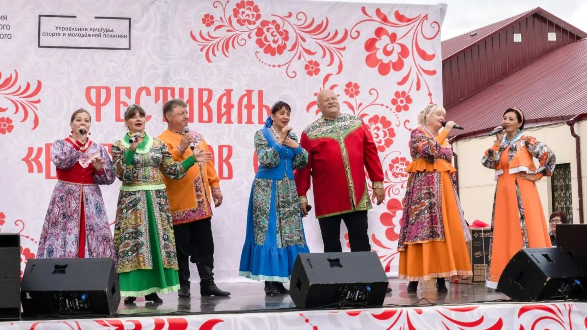 Первый «Емельянов сад». Новый праздник состоялся на главной площади п. Емельяново Первый «Емельянов сад». Новый праздник состоялся на главной площади п. Емельяново