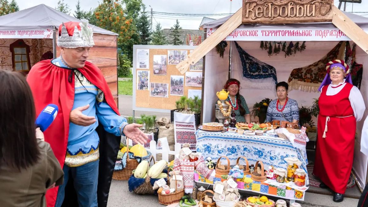 Первый «Емельянов сад». Новый праздник состоялся на главной площади п. Емельяново Первый «Емельянов сад». Новый праздник состоялся на главной площади п. Емельяново
