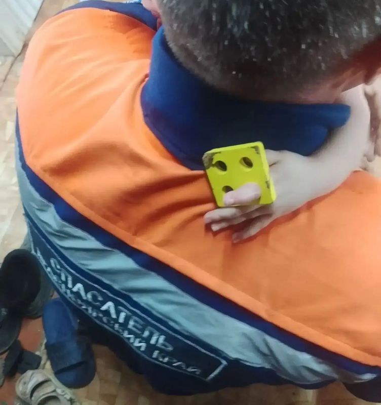 Спасатели помогли 2-летней девочке из Енисейска освободить палец из игрушки