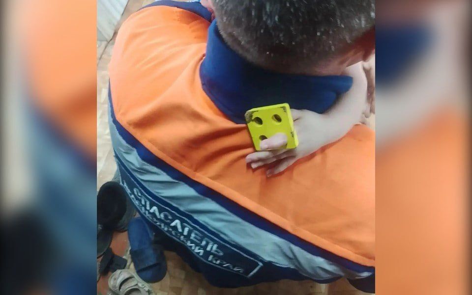 В Енисейске спасатели помогли ребенку достать палец из игрушки