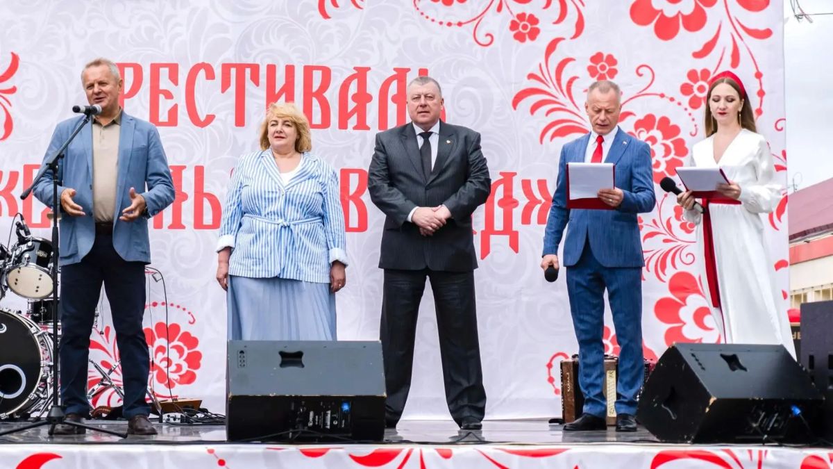 Первый «Емельянов сад». Новый праздник состоялся на главной площади п. Емельяново Первый «Емельянов сад». Новый праздник состоялся на главной площади п. Емельяново