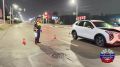 Сотрудники полиции Красноярска работают на месте ДТП, в котором погиб водитель электросамоката