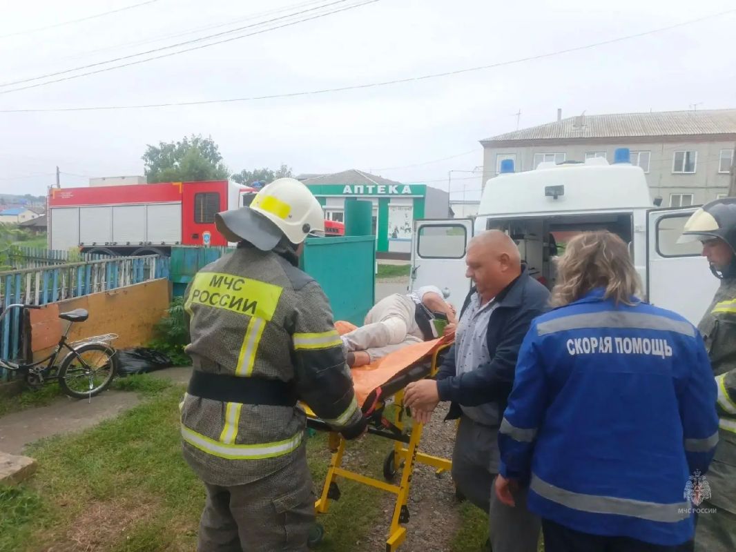 В Большемуртинско-Сухобузимском округе сотрудники МЧС России оказали помощь пенсионерке, упавшей в погреб В Большемуртинско-Сухобузимском округе сотрудники МЧС России оказали помощь пенсионерке, упавшей в погреб