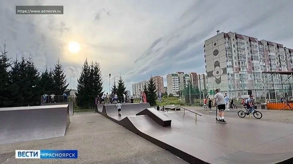В красноярском микрорайоне Ботанический начал работу обновлённый скейтпарк