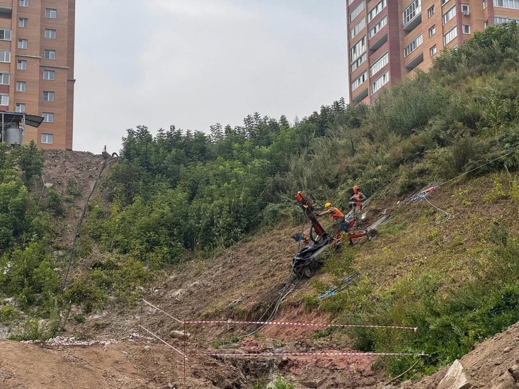 На улице 2-я Огородная в Красноярске завершается устройство четвёртого нагельного поля на склоне На улице 2-я Огородная в Красноярске завершается устройство четвёртого нагельного поля на склоне