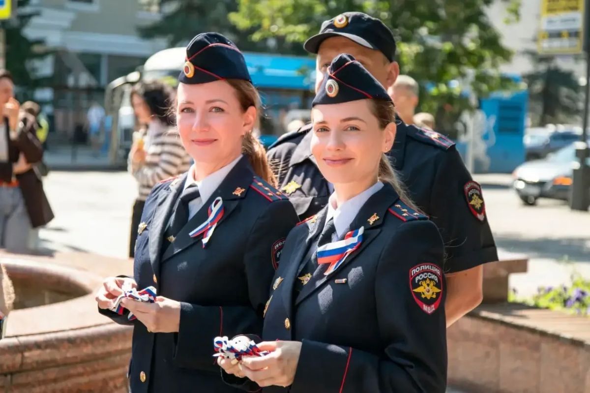 Марши, улыбки и триколор: как центр Красноярска превратился в праздничную сцену сегодня днём Марши, улыбки и триколор: как центр Красноярска превратился в праздничную сцену сегодня днём