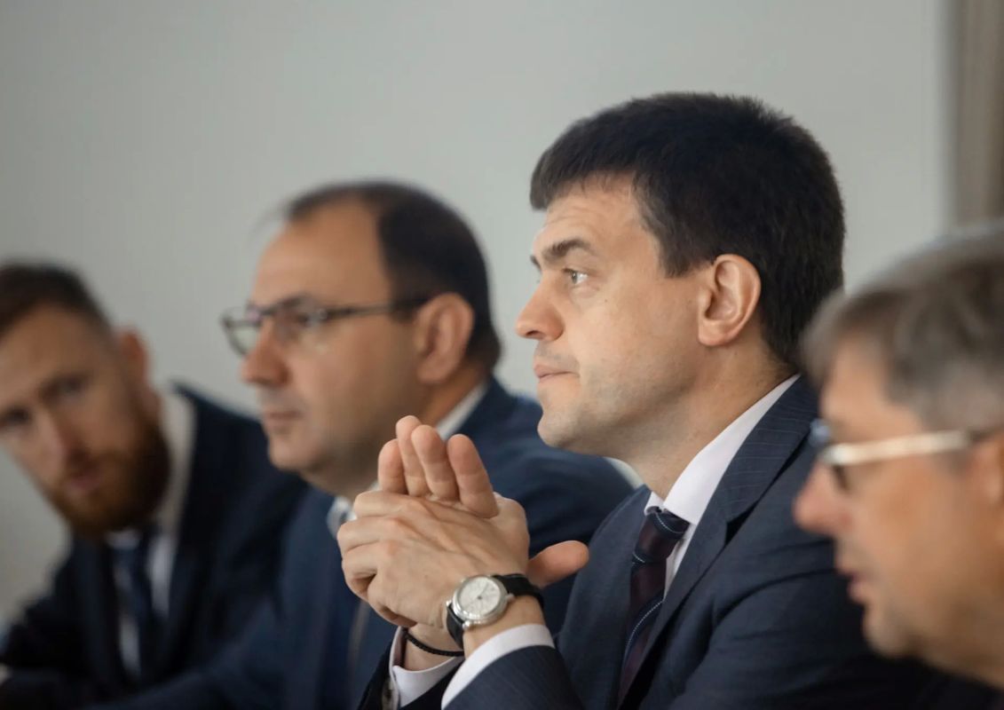 Михаил Котюков: Сегодня с министром транспорта России Андреем Никитиным договорились о реализации проекта реновации международного аэропорта Красноярск Михаил Котюков: Сегодня с министром транспорта России Андреем Никитиным договорились о реализации проекта реновации международного аэропорта Красноярск