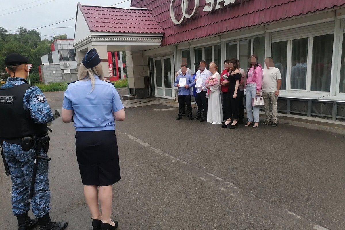 Хакасский город Черногоск, ЗАГС, брачуется пара – всем радостно, все довольны Хакасский город Черногоск, ЗАГС, брачуется пара – всем радостно, все довольны