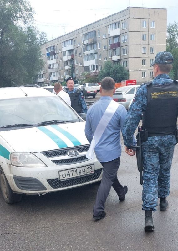 Жениха и его свидетеля забрали судебные приставы прямо со свадьбы в Черногорске Жениха и его свидетеля забрали судебные приставы прямо со свадьбы в Черногорске