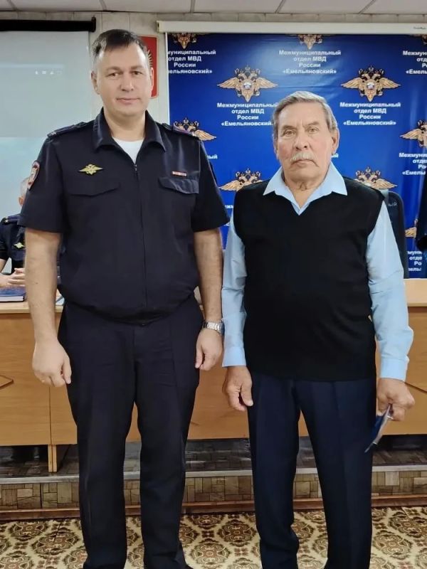 В МО МВД России «Емельяновский» поздравили ветеранов-юбиляров! В МО МВД России «Емельяновский» поздравили ветеранов-юбиляров!
