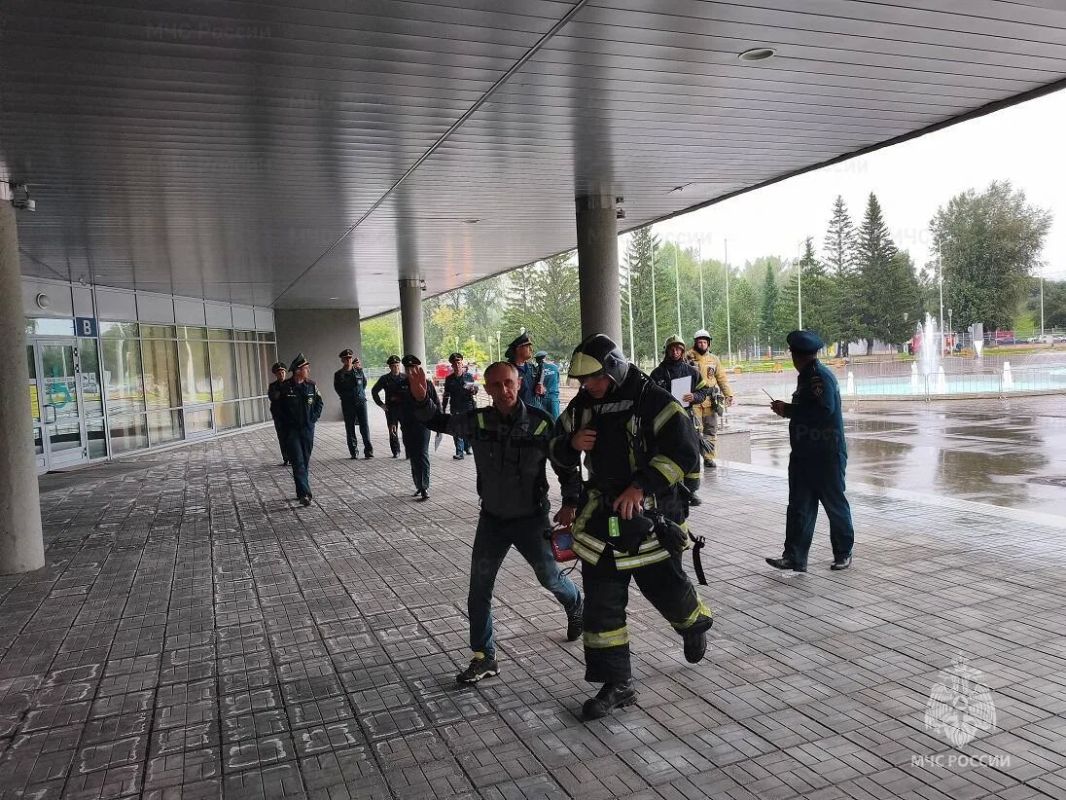 Во Дворце спорта имени Ивана Ярыгина прошло пожарно-тактическое учение Во Дворце спорта имени Ивана Ярыгина прошло пожарно-тактическое учение