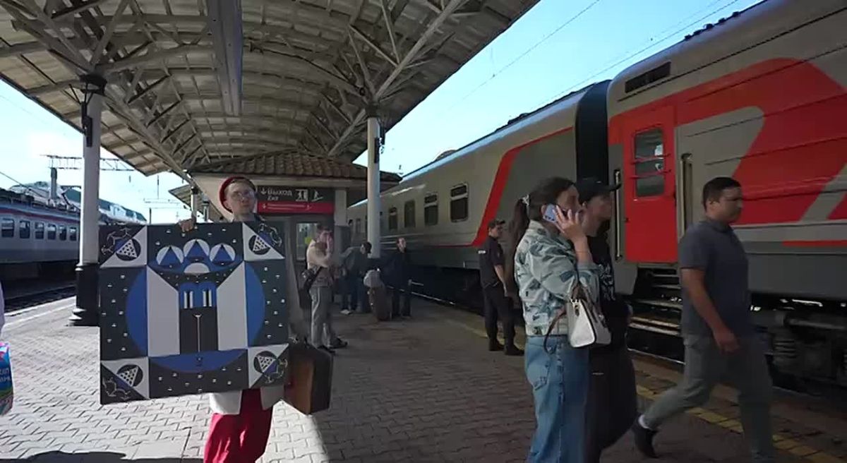 Андрей Поздеев вышел встречать пассажиров красноярского вокзала