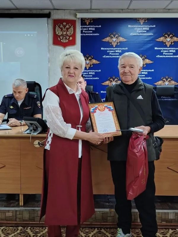 В МО МВД России «Емельяновский» поздравили ветеранов-юбиляров! В МО МВД России «Емельяновский» поздравили ветеранов-юбиляров!