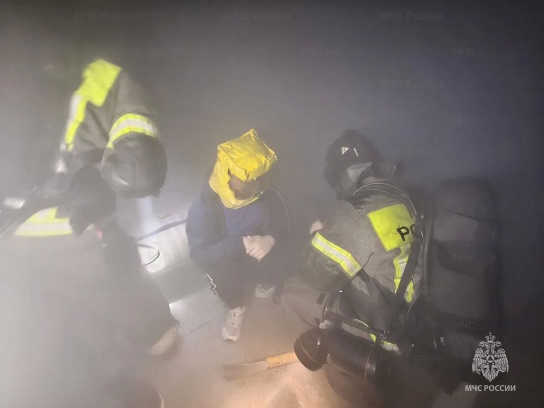 Во Дворце спорта имени Ивана Ярыгина прошло пожарно-тактическое учение Во Дворце спорта имени Ивана Ярыгина прошло пожарно-тактическое учение