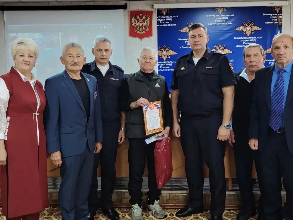 В МО МВД России «Емельяновский» поздравили ветеранов-юбиляров!