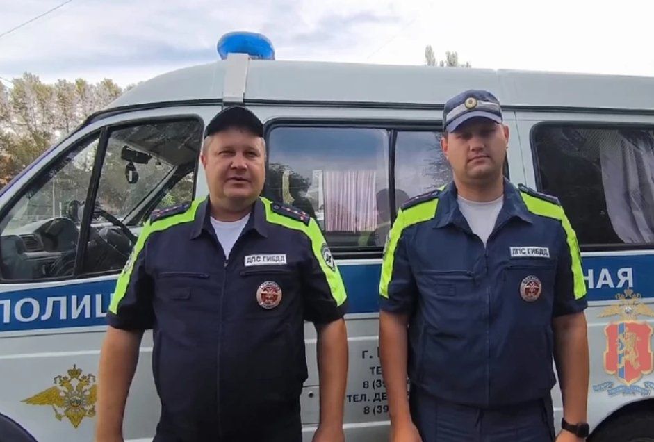 Горевала, что внутри остались попугай и собака: в Красноярском крае полицейские спасли женщину из горящего дома и вернулись в пекло за питомцами
