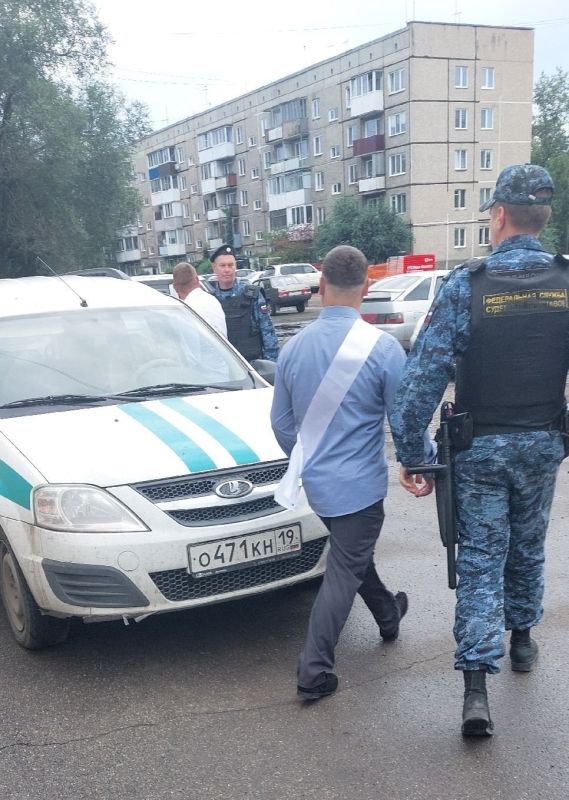 Хакасский город Черногоск, ЗАГС, брачуется пара – всем радостно, все довольны