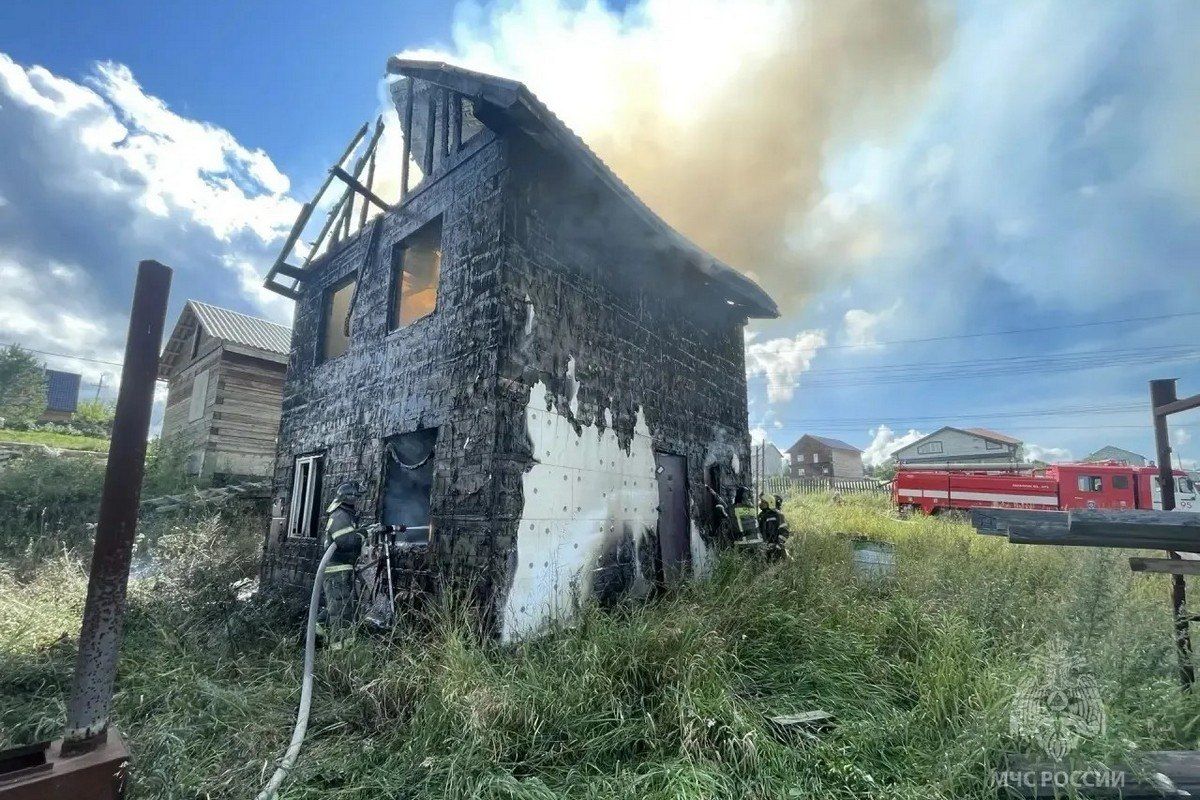 Под Красноярском сгорел двухэтажный жилой дом