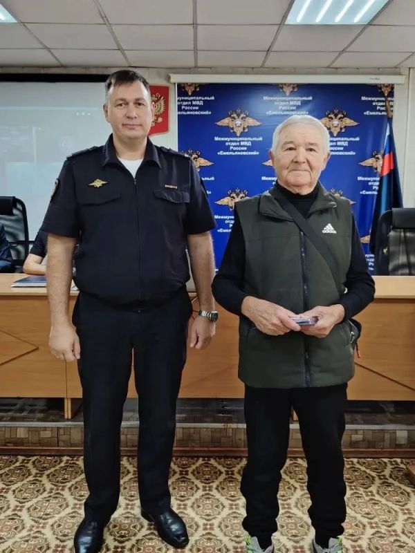 В МО МВД России «Емельяновский» поздравили ветеранов-юбиляров! В МО МВД России «Емельяновский» поздравили ветеранов-юбиляров!