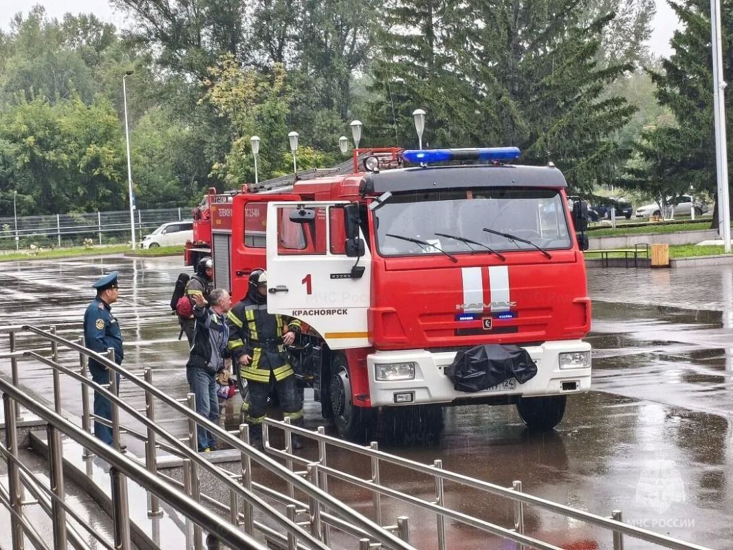 Во Дворце спорта имени Ивана Ярыгина прошло пожарно-тактическое учение Во Дворце спорта имени Ивана Ярыгина прошло пожарно-тактическое учение
