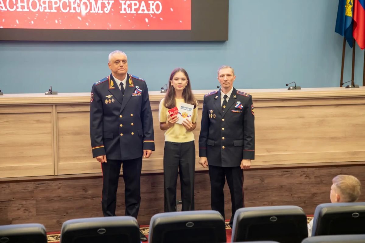 Начальник Главного управления МВД России по Красноярскому краю в преддверии Дня Государственного флага Российской Федерации принял участие в торжественном вручении паспортов юным жителям региона Начальник Главного управления МВД России по Красноярскому краю в преддверии Дня Государственного флага Российской Федерации принял участие в торжественном вручении паспортов юным жителям региона