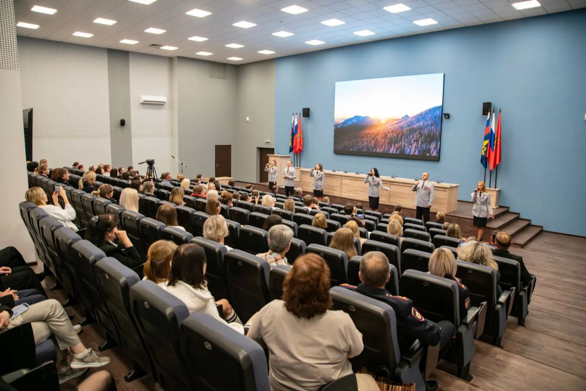 Начальник Главного управления МВД России по Красноярскому краю в преддверии Дня Государственного флага Российской Федерации принял участие в торжественном вручении паспортов юным жителям региона Начальник Главного управления МВД России по Красноярскому краю в преддверии Дня Государственного флага Российской Федерации принял участие в торжественном вручении паспортов юным жителям региона