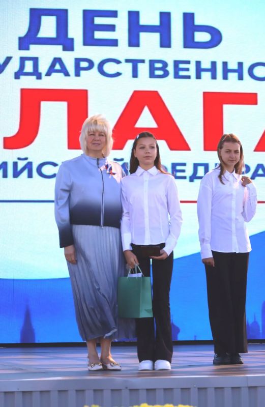 В День государственного флага Российской Федерации в Северо-Енисейском округе состоялась торжественная церемония вручения паспортов юным жителям, достигшим 14-летия В День государственного флага Российской Федерации в Северо-Енисейском округе состоялась торжественная церемония вручения паспортов юным жителям, достигшим 14-летия