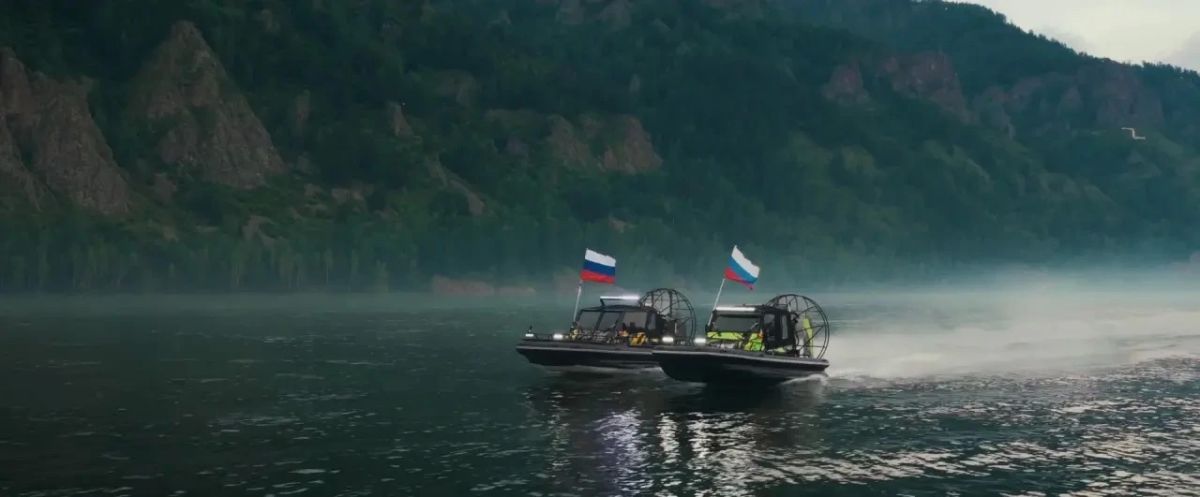 Красноярские производители вездеходной техники впервые провели совместную акцию ко Дню российского флага Красноярские производители вездеходной техники впервые провели совместную акцию ко Дню российского флага