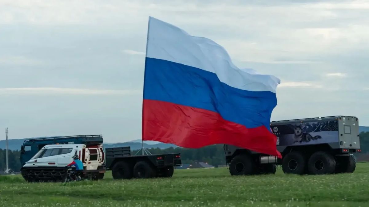 Красноярские производители вездеходной техники впервые провели совместную акцию ко Дню российского флага Красноярские производители вездеходной техники впервые провели совместную акцию ко Дню российского флага