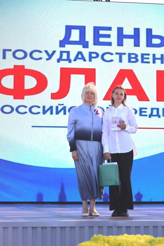 В День государственного флага Российской Федерации в Северо-Енисейском округе состоялась торжественная церемония вручения паспортов юным жителям, достигшим 14-летия В День государственного флага Российской Федерации в Северо-Енисейском округе состоялась торжественная церемония вручения паспортов юным жителям, достигшим 14-летия