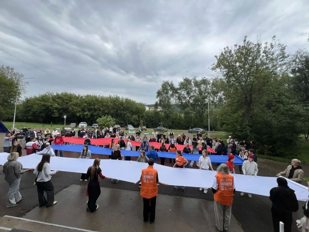 Триколор, объединивший поколения: в Молодёжном центре «Энергия» прошла акция «Цвета Родины» Триколор, объединивший поколения: в Молодёжном центре «Энергия» прошла акция «Цвета Родины»