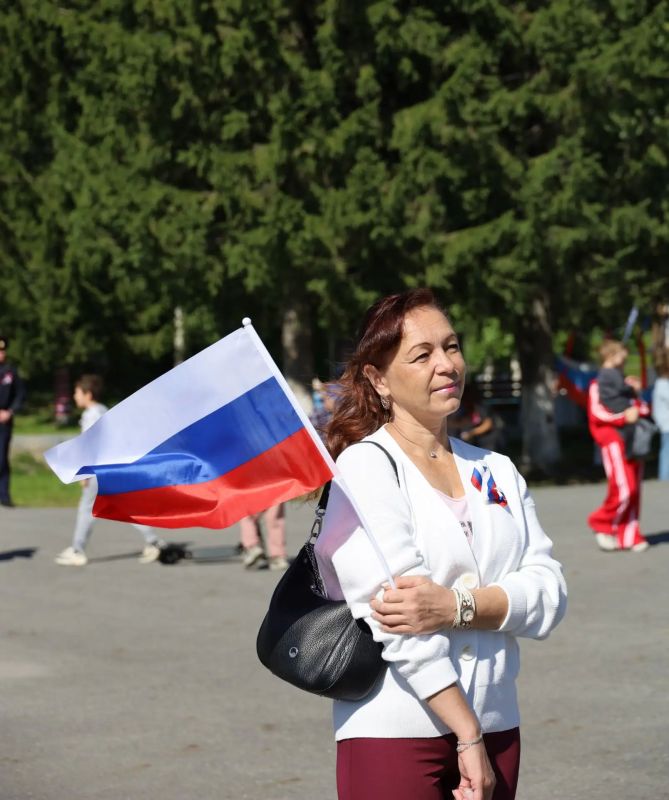 Празднование Дня Государственного флага в городском посёлке Северо-Енисейский началось с торжественной церемонии поднятия флага России Празднование Дня Государственного флага в городском посёлке Северо-Енисейский началось с торжественной церемонии поднятия флага России