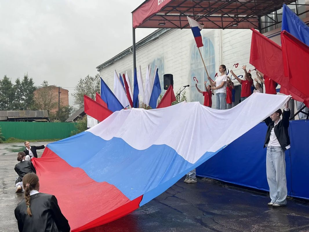 День Государственного флага в Емельяновском округе: праздник, который объединил всех День Государственного флага в Емельяновском округе: праздник, который объединил всех