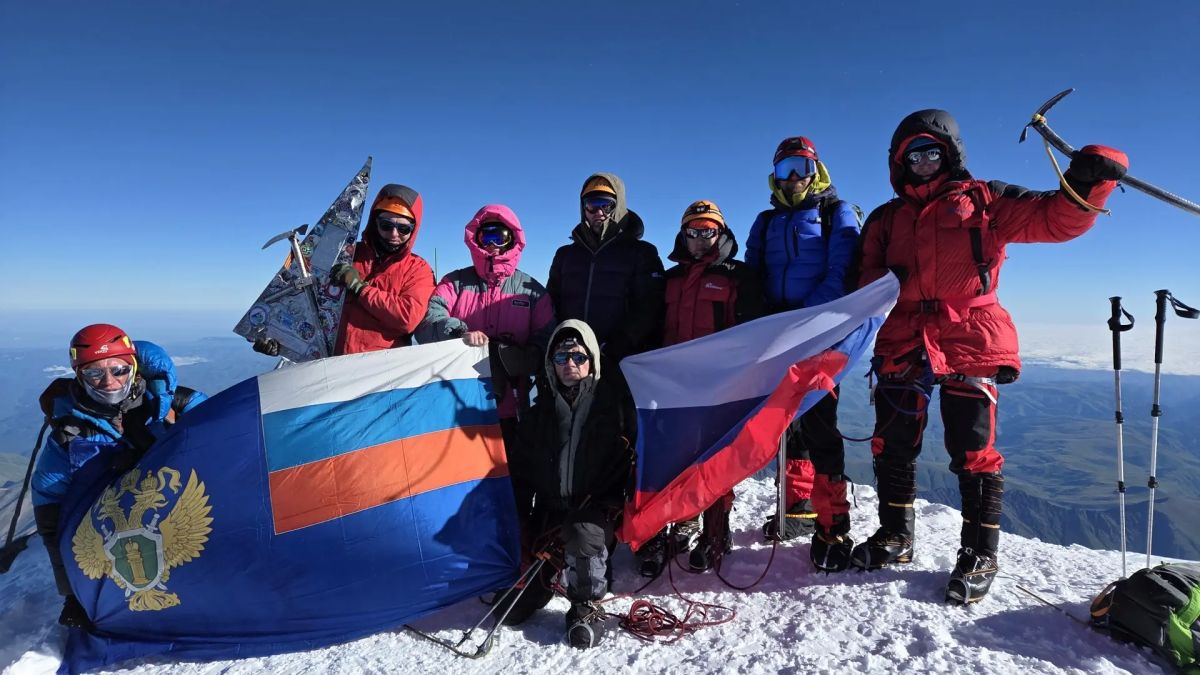 Флаг России — на вершине Эльбруса: сотрудники прокуратуры края поднялись на высоту 5 642 метра Флаг России — на вершине Эльбруса: сотрудники прокуратуры края поднялись на высоту 5 642 метра