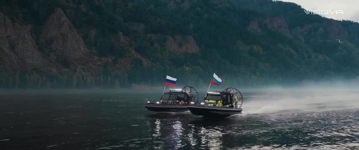 Красноярские производители вездеходной техники впервые провели совместную акцию ко Дню российского флага